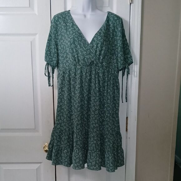 Green floral print flowy summer vacation cruise dress Sz L NWOT - Picture 1 of 8